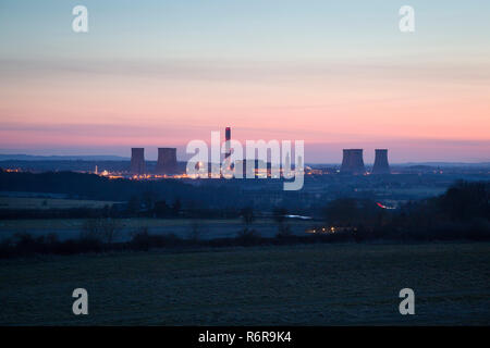 Didcot Power Station al tramonto fotografato da Round Hill, Wittenham Clumps, fotografati prima della demolizione dei tre paesi del sud di torri di raffreddamento Foto Stock