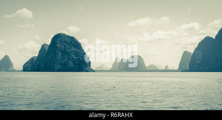 Isola di calcare nella Baia di Phang Nga National Park, Thailandia Foto Stock