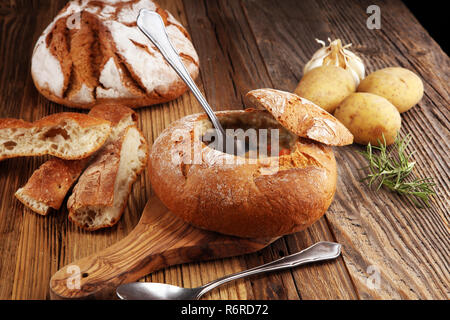 In casa la crema di patate Zuppa, servita nella ciotola di pane Foto Stock