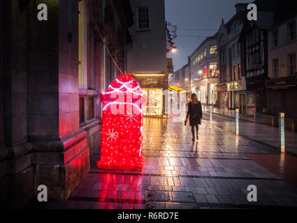 La città di Cork, Cork, Irlanda. 05 dicembre, 2018. Una speciale casella postale per lettere di Santa si erge al di fuori dell'Ufficio Generale delle Poste mentre una donna cammina per Foto Stock