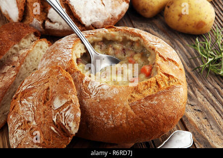 In casa la crema di patate Zuppa, servita nella ciotola di pane Foto Stock