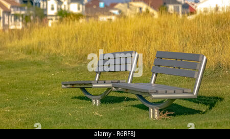 Banchi di metallo su un soleggiato parco in Alba Utah Foto Stock