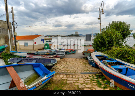 Vigo/Galizia - Spagna - 11/25/18 - file colorate barche nel porto di Canido Foto Stock