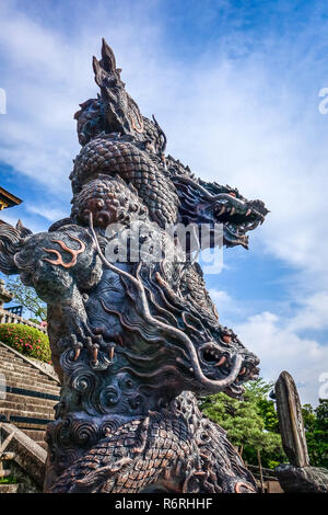 Dragon statua che si trova nella parte anteriore del Kiyomizu-dera tempio, Kyoto, Giappone Foto Stock