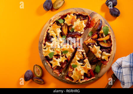 Fette di una deliziosa torta di frutta vista superiore Foto Stock
