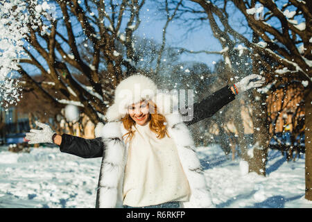 Carino donna invernale in pelliccia ritratto all'aperto Foto Stock