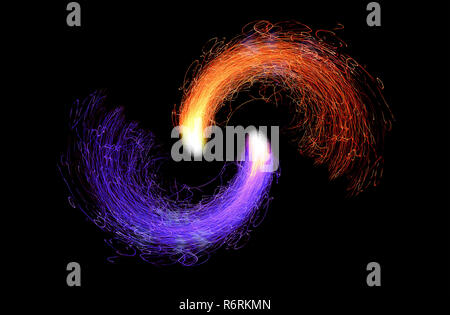 Arancio brillante e scintille di colore giallo su sfondo nero. Un