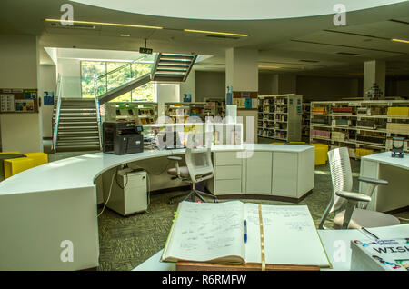 Dilijan,Armenia,agosto 24,2018:spazio tra le rampe di scale, riservati per la biblioteca con le librerie, tavolo ovale per il dazio al ristorante Foto Stock