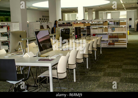 Dilijan,Armenia,agosto 24,2018:Aula con luce superiore,singoli posti di lavoro,e i tavoli e le sedie con i computer presso il Collegio Internazionale di D Foto Stock