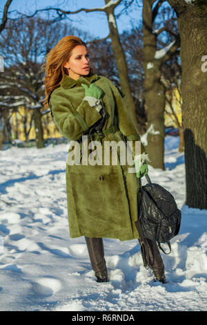 Moda donna che indossa cappotto invernale all'aperto Foto Stock