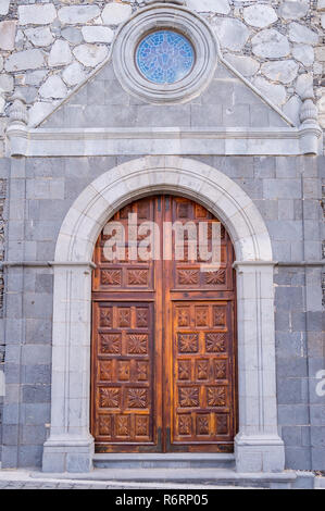 Scolpiti in legno porta con una bull-occhio di una chiesa di San Pedro Apostol sull isola di Tenerife in Spagna Foto Stock