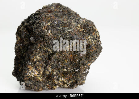 La mica è nero gruppo di foglio di silicato (fillosilicato) minerali, dal vulcano Vesuvio isolato su uno sfondo bianco, Napoli, Italia Foto Stock