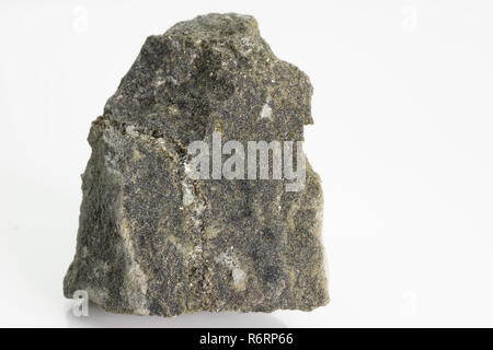Biotite è un comune minerale fillosilicato entro il gruppo di mica, dal vulcano Vesuvio, isolata su uno sfondo bianco, Napoli, Italia Foto Stock