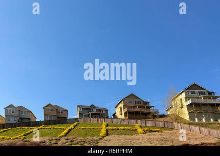 Case unifamiliari su una collina nella periferia di quartiere Foto Stock