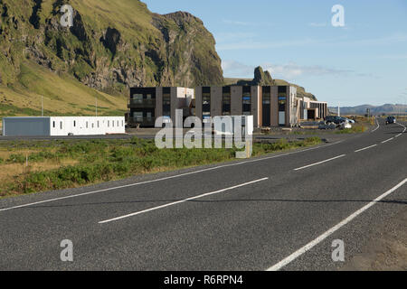 Nuovi edifici in fase di costruzione nella città costiera su Vik, Islanda Foto Stock
