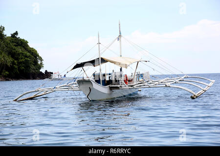 Outrigger battello al largo della costa della isola panaon Foto Stock