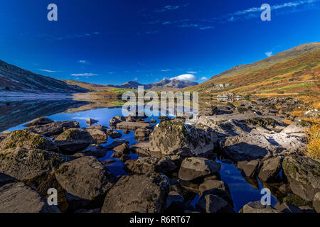 La mattina presto vista invernale, guardando ad ovest attraverso Llynnau Mymbyr Vicino a Capel Curig verso Mount Snowdon nel Parco Nazionale di Snowdonia nel Galles del Nord. Foto Stock