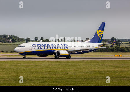 A Ryanair Boeing 737-8come aereo di linea, registrazione EI-DPD, decollo dall'Aeroporto London Luton in Inghilterra. Foto Stock