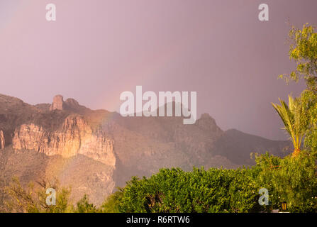 Un brillante arcobaleno oltre la periferia di Tucson Foto Stock