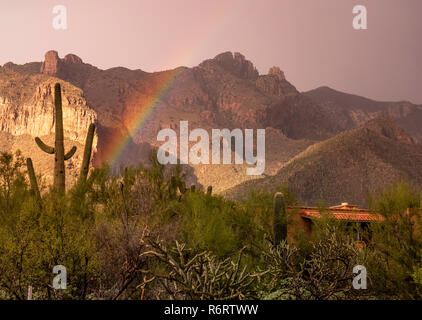 Un brillante arcobaleno oltre la periferia di Tucson Foto Stock