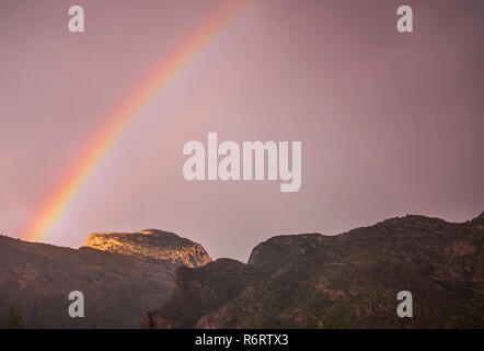 Un brillante arcobaleno oltre la periferia di Tucson Foto Stock