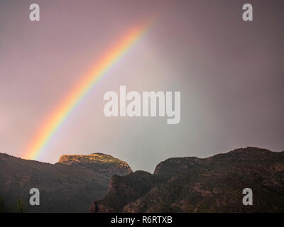 Un brillante arcobaleno oltre la periferia di Tucson Foto Stock