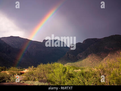 Un brillante arcobaleno oltre la periferia di Tucson Foto Stock