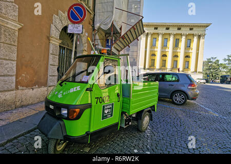 Un camion per la pulizia di ecobee Apé parcheggiato in Piazza Bra di fronte a Palazzo Barbieri. L'edificio del consiglio comunale di Verona, Italia settentrionale Foto Stock