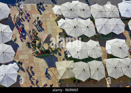 Una veduta ariale di Piazza delle Erbe, la Torre dei Lambert a Verona, Italia Foto Stock