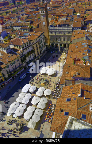 Veduta aerea di Piazza delle Erbe a Verona nel Veneto, Italia settentrionale dalla Torre Lambert Foto Stock