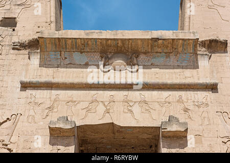 Hieroglypic incisioni sulla parete d'ingresso alla antica egiziana Tempio di Horus in Edfu Foto Stock