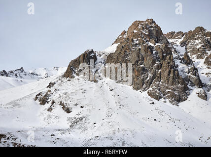 Alta montagna rocciosa con neve a Zaili Alatay gamma in Almaty, Kazakhstan Foto Stock