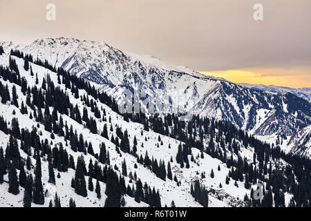 Alte montagne innevate al tramonto in Almaty, Kazakhstan Foto Stock