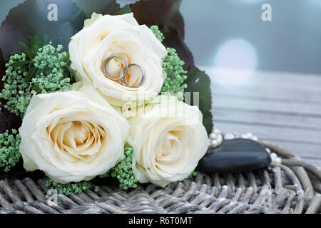 Gli anelli di nozze in un bouquet nuziale Foto Stock