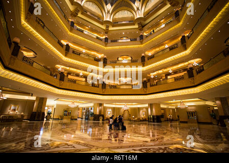 Emirates Palace Hotel di Abu Dhabi, negli Emirati Arabi Uniti. Foto Stock