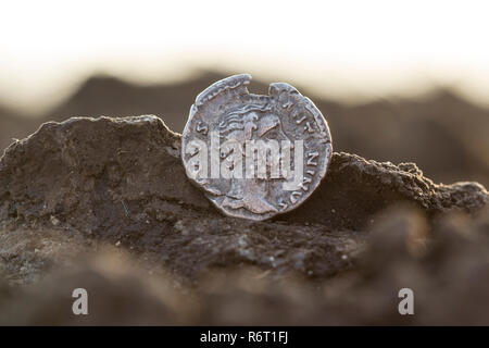 Roman monete d'argento ricoperta di sporcizia Foto Stock