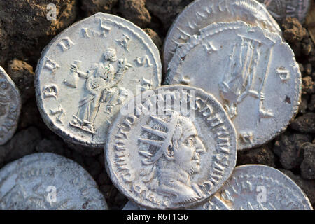 Roman monete d'argento ricoperta di sporcizia Foto Stock