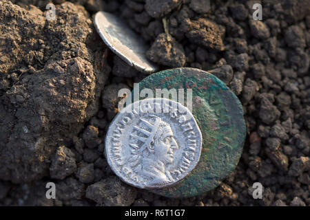 Roman monete d'argento ricoperta di sporcizia Foto Stock