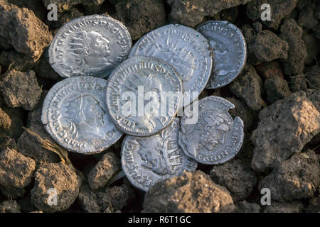 Roman monete d'argento ricoperta di sporcizia Foto Stock