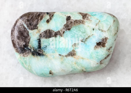 Lucido pietra Pegmatite su bianco Foto Stock