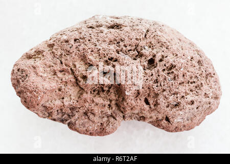 Rosso di pietra pomice su marmo bianco Foto Stock