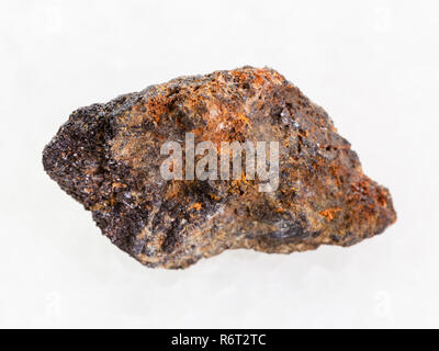 Materie Psilomelane (minerale di manganese) pietra su bianco Foto Stock