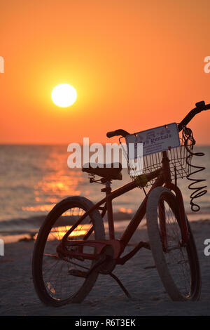 Andare in bicicletta sull'isola di Sanibel Foto Stock