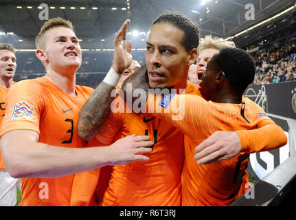 Veltins-Arena Gelsenkirchen Germania 19.11.2018, calcio UEFA lega delle nazioni, 2018/19, giornata 6, vs Germania Paesi Bassi 2:2 --- Da sinistra: Matthijs De Ligt, Virgilio Van Dijk e Quincy Promes (tutti NED) celebrare Foto Stock