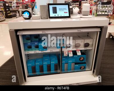 Close-up di visualizzazione di più eco Amazon e Amazon Alexa smart speaker dispositivi da Amazon e Google Inc, parte di smart home offerte presso un dettagliante a San Ramon, California, 28 novembre 2018. () Foto Stock