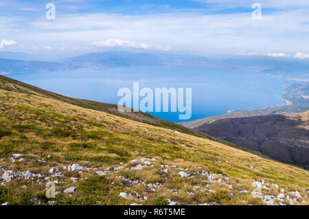 Splendida vista panoramica sul lago di Ohrid a Galicica National Park, Macedonia in autunno. Foto Stock