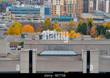 Downtown Toronto- guardando a nord-est verso Bloor Street dall'Eaton Hotel Chelsea (xx piano), Toronto, Ontario, Canada Foto Stock