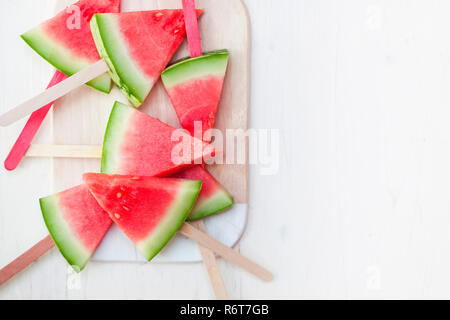 I cocomeri pezzi infilzato su steli Foto Stock