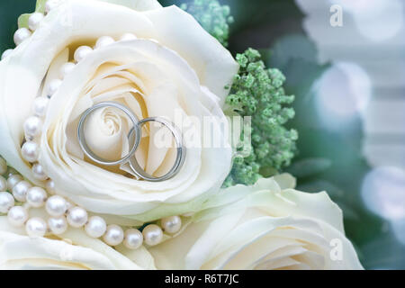 Gioielli di nozze e rose bianche Foto Stock