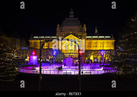 Avvento a Zagabria - Parco di ghiaccio sul re Tomislav Square, notte vedi al tempo di Avvento - Natale e Capodanno a Zagabria in Croazia Foto Stock